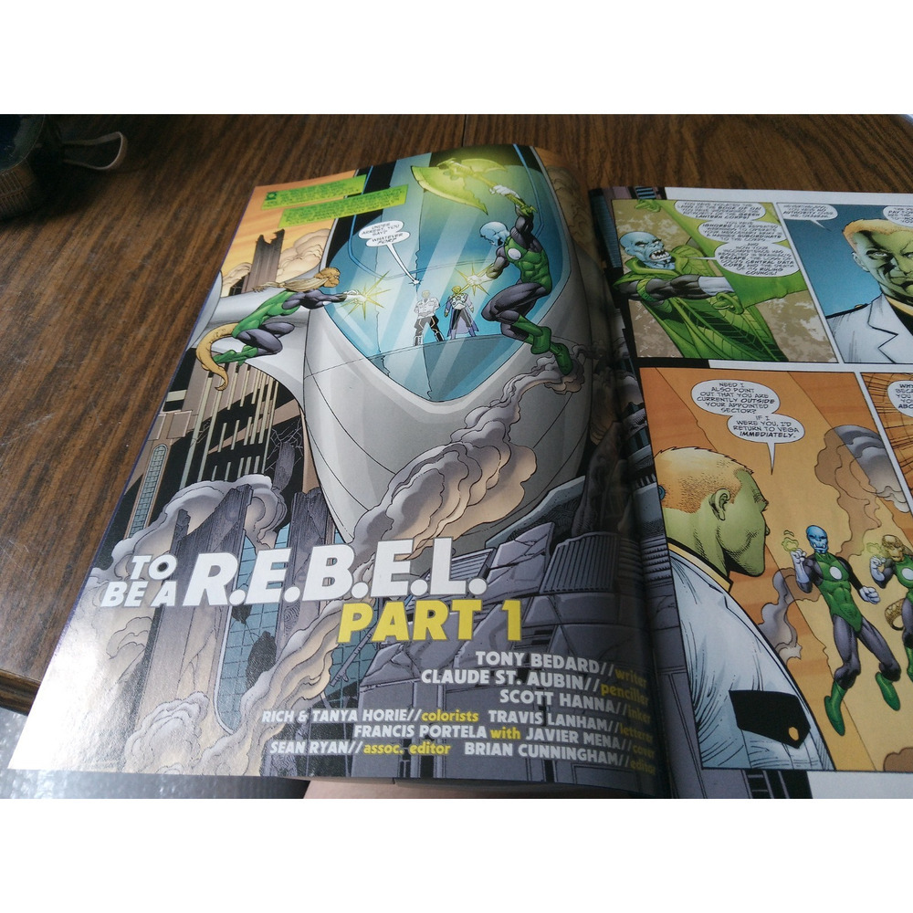 R.E.B.E.L.S #21 (December 2010 DC Comics) - Picture 3 of 3